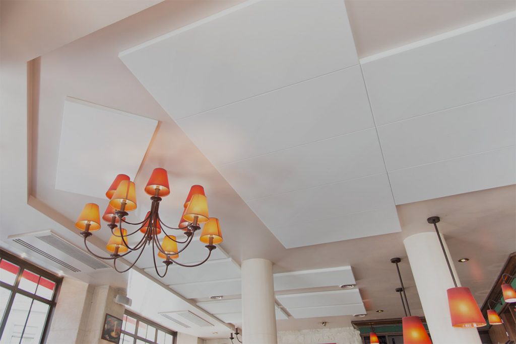 panneau acoustique installé dans un lieu public